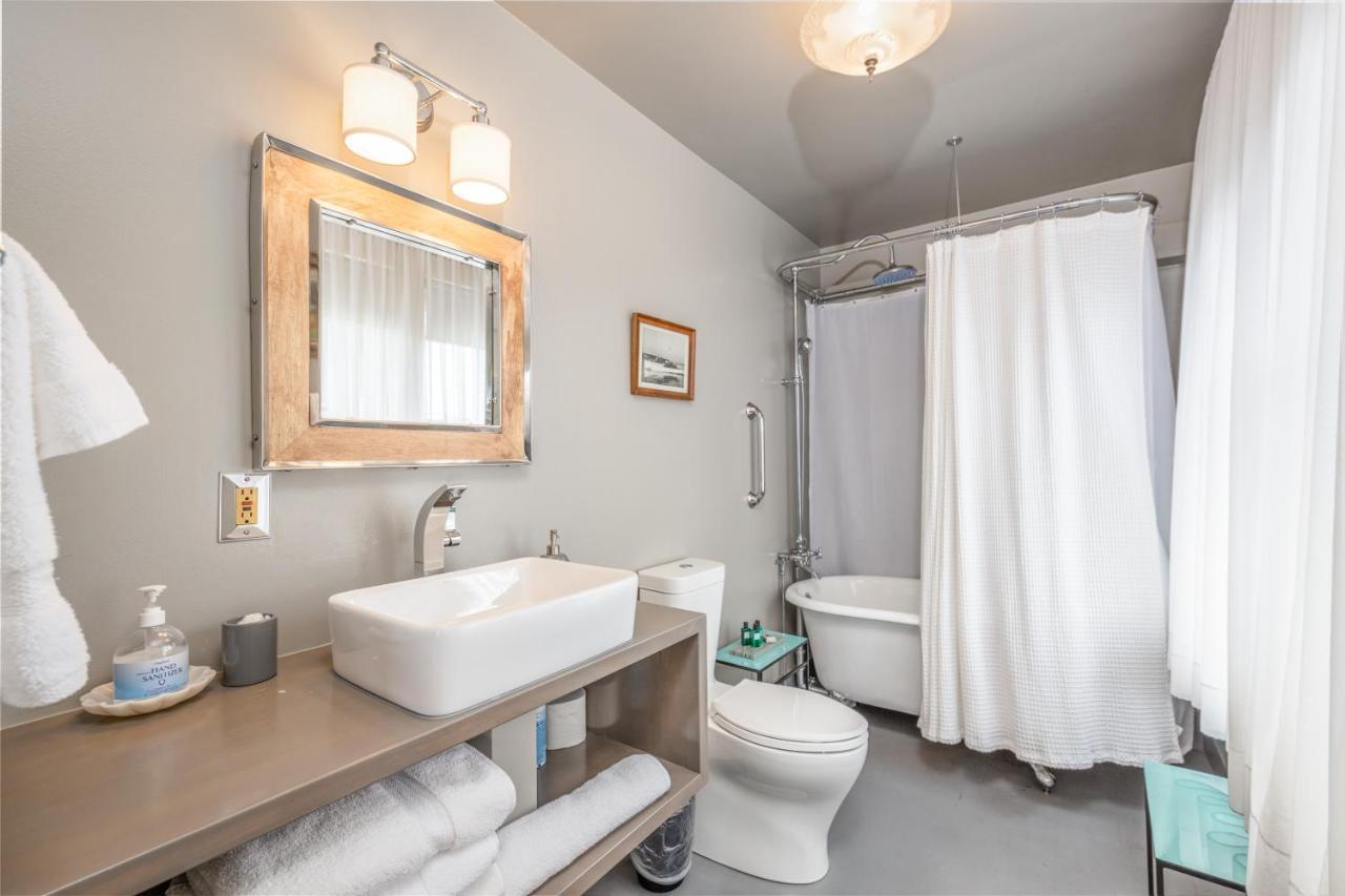 Nantucket Whale Inn, 할프 문 베이 외부 사진